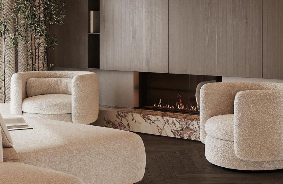 Elegant vardagsrum med öppen spis och bekväma fåtöljer