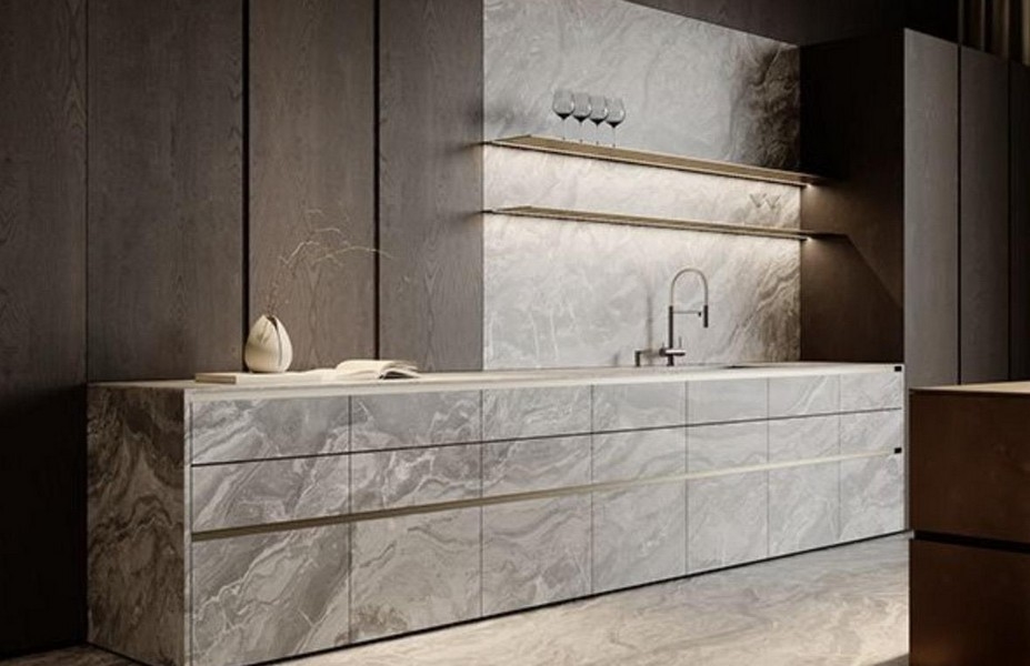 Modernt kök med marmordesign och mörka träelement