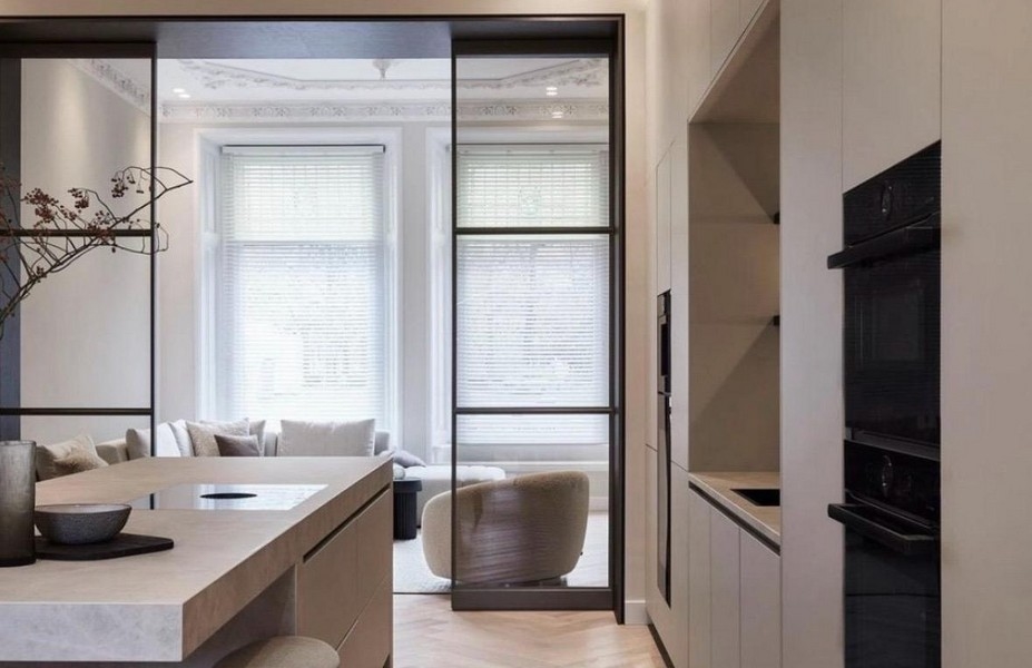 Öppet kök-vardagsrum med glasparti och utsikt in i vardagsrummet