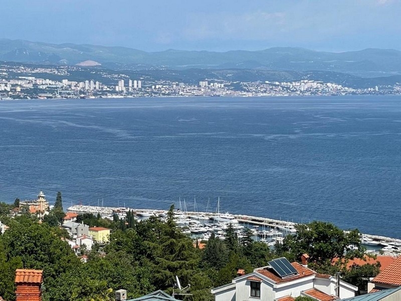 Panoramautsikt över havet med småbåtshamnen och staden i bakgrunden