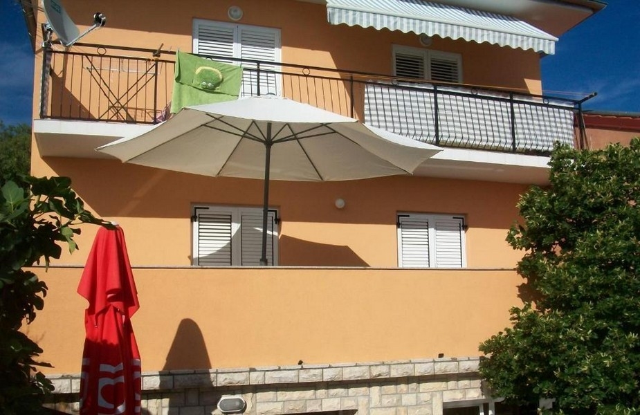 Parhus med balkong och parasoll i Senj