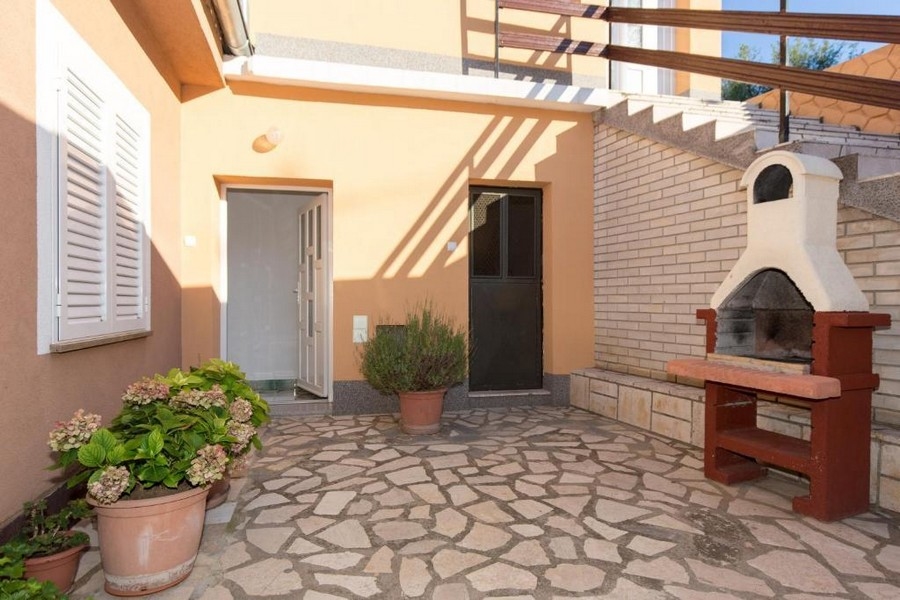 Innergård med grillplats och yttertrappa