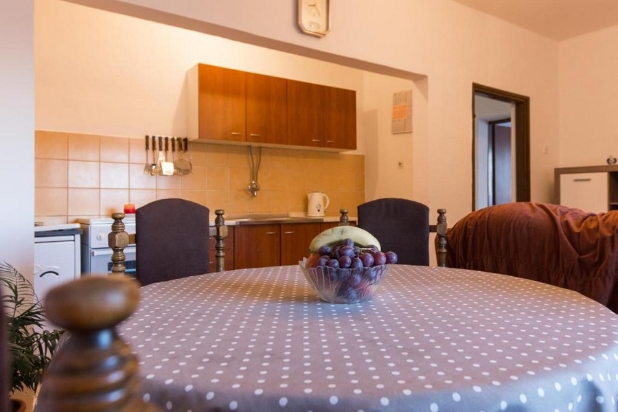 Matplats med rund duk och öppet kök