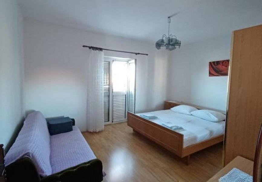 Sovrum med dubbelsäng och utgång till balkong