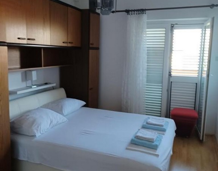 Sovrum med inbyggda garderober och dubbelsäng