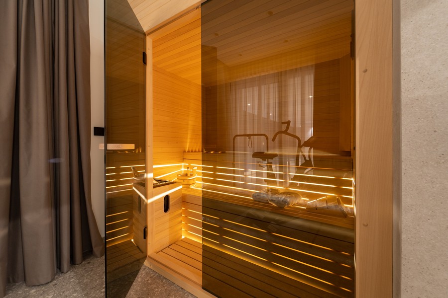 Exklusiv bastu med glasfront och belysning