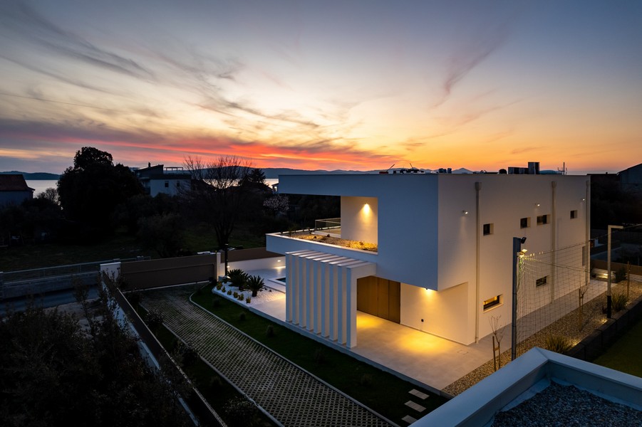 Modern nybyggd villa vid solnedgången