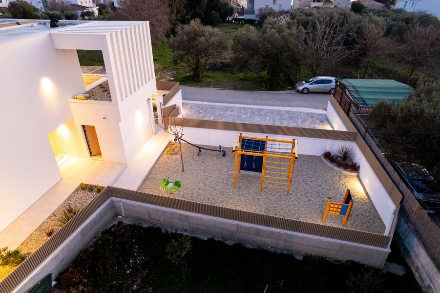 Lekplats utanför villan