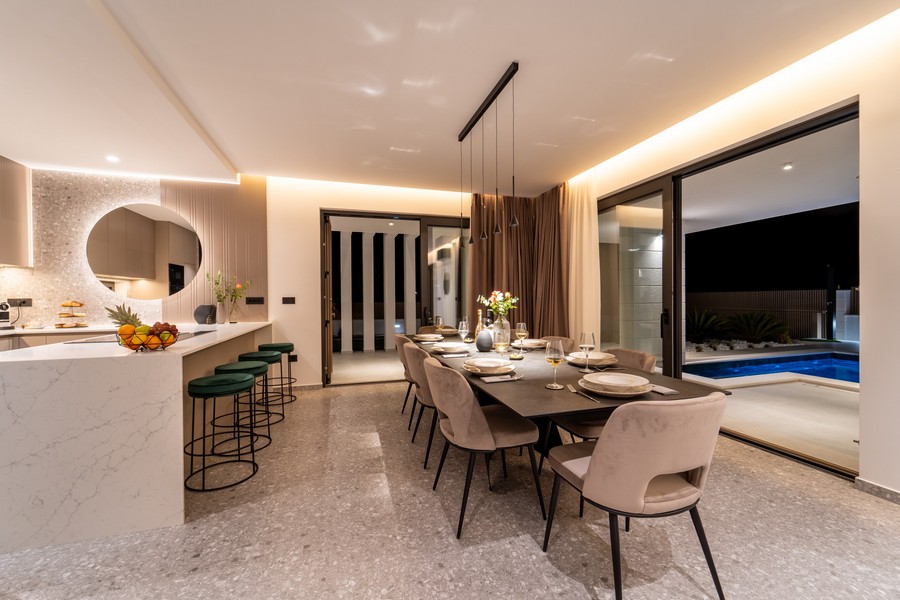 Elegant matplats med utsikt över poolen