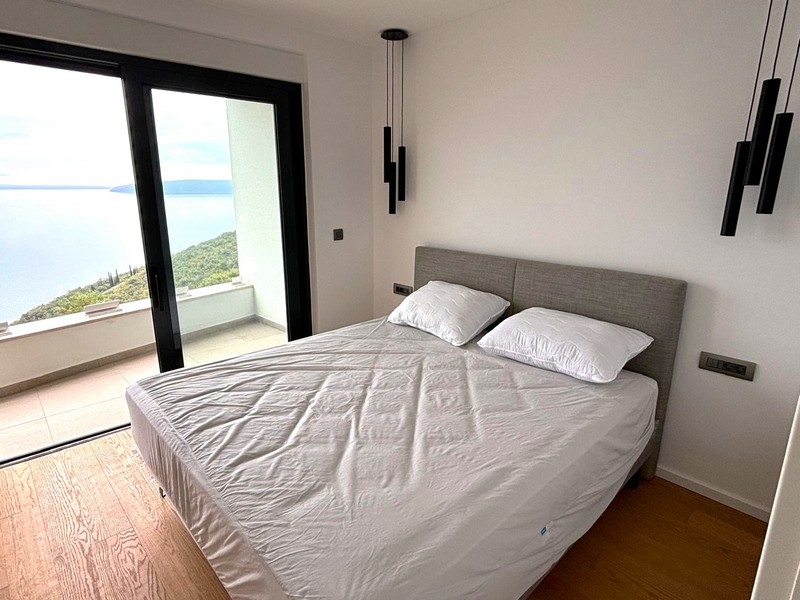 Sovrum med balkong och havsutsikt