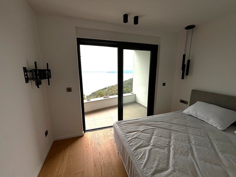 Sovrum med utgång till balkong och hängande lampor