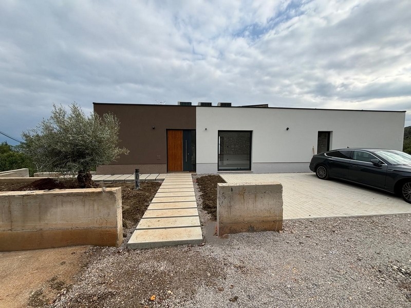 Entréområde och utsikt över parkeringsplatserna till fastigheten H3539.