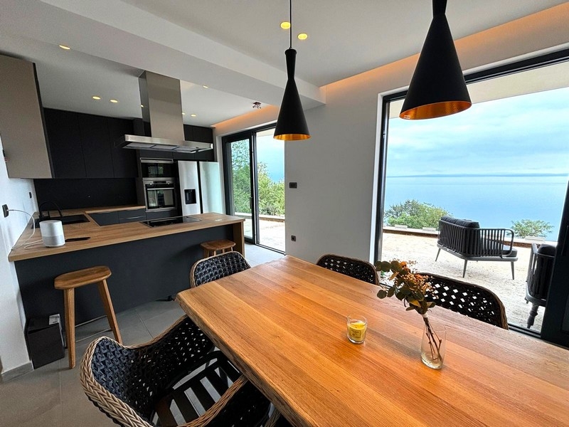 Modernt kök med matplats och havsutsikt