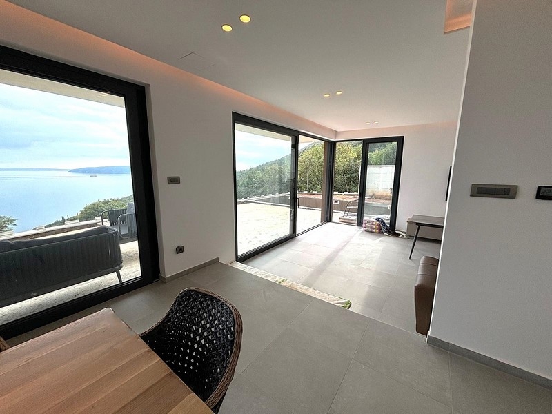 Öppen vardagsrumsdel med stora fönsterfronter