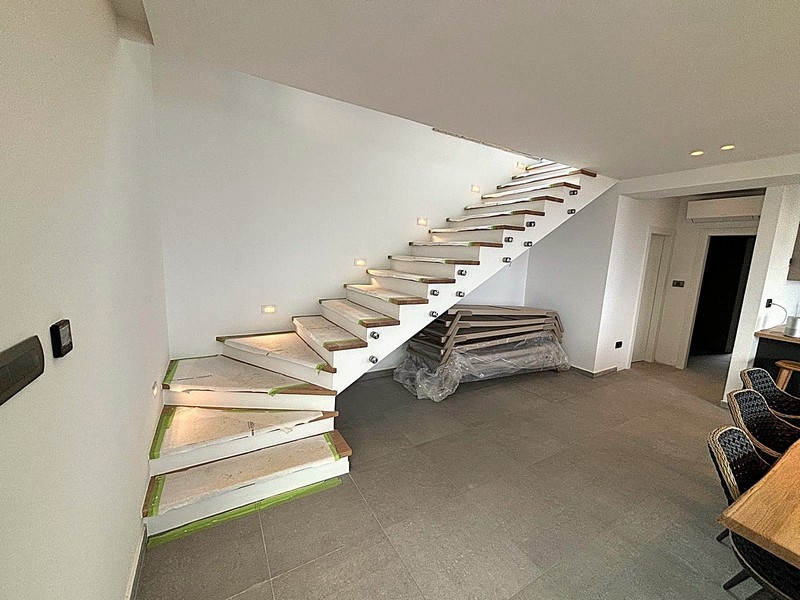 Trappa med LED-belysning i vardagsrummet