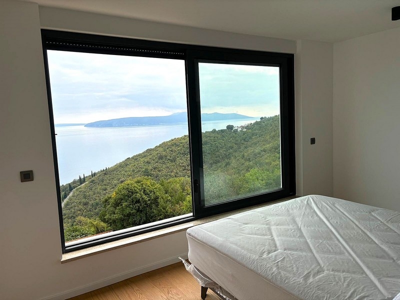 Sovrum med panoramafönster och havsutsikt