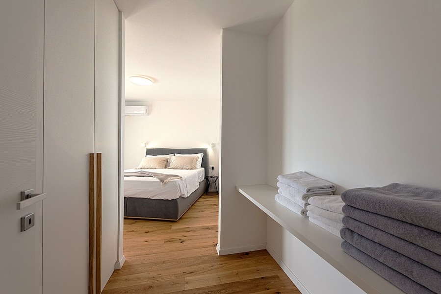 Sovrum med klädkammare och enkel inredning