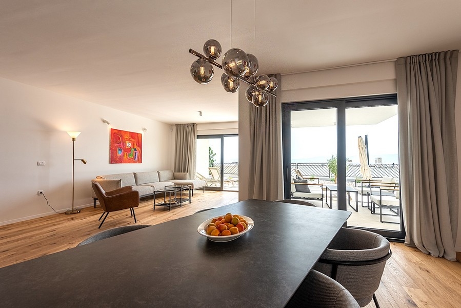 Matplats med terrass och havsutsikt