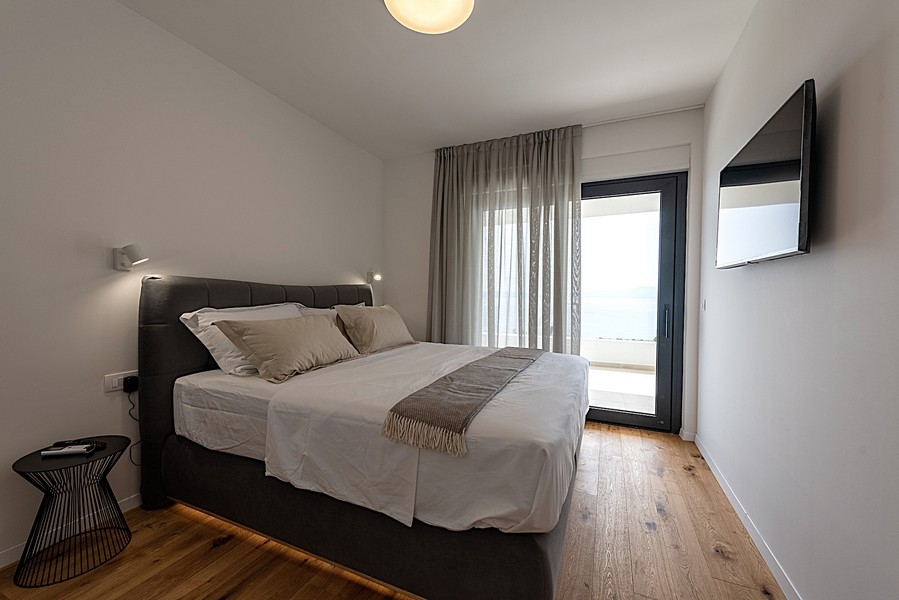 Sovrum med dubbelsäng, tillgång till balkong och havsutsikt