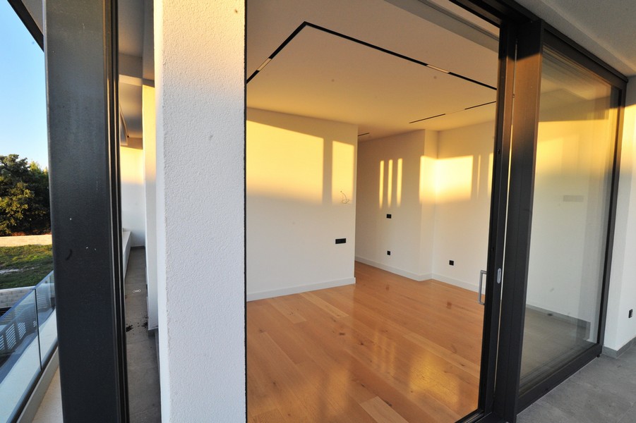 Rymlig interiör med modern öppen spis