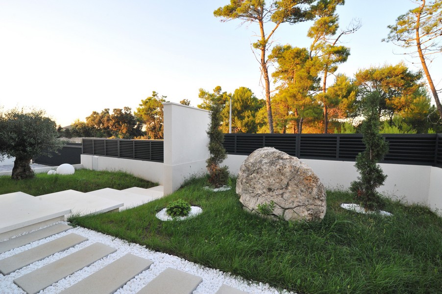 Medelhavsträdgård av egendom H3543 i Privlaka, Zadar-regionen.