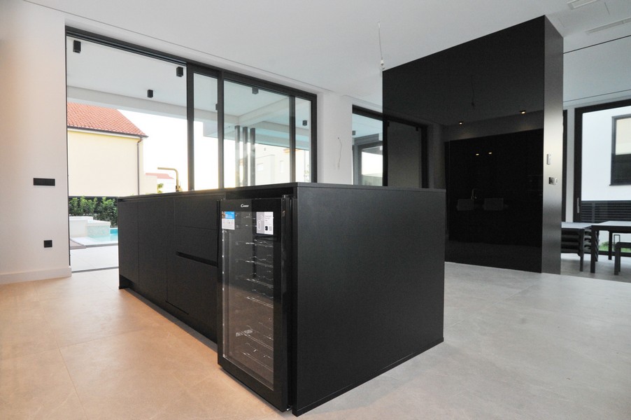 Utsikt över köket och matbordet