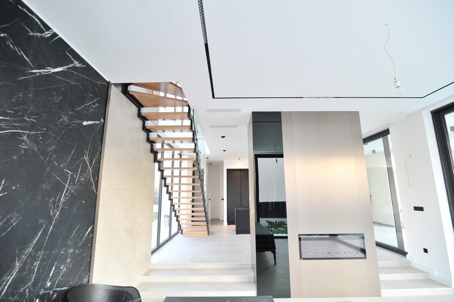 Köksdel med ö och modern utrustning