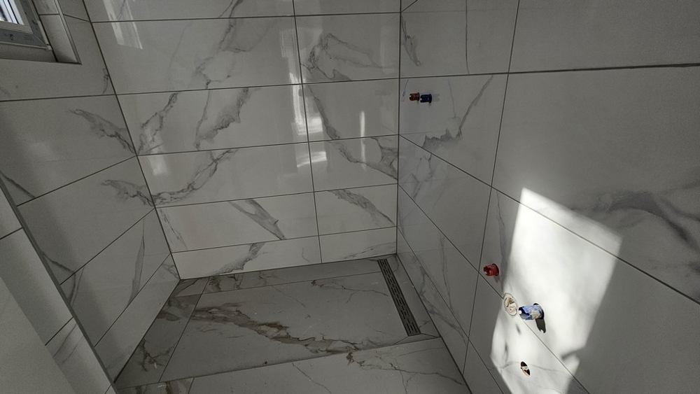 Modernt kaklat badrum med dusch