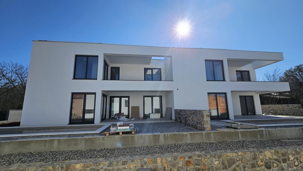 Hus med pool till salu i Kroatien - Panorama Scouting H3545.