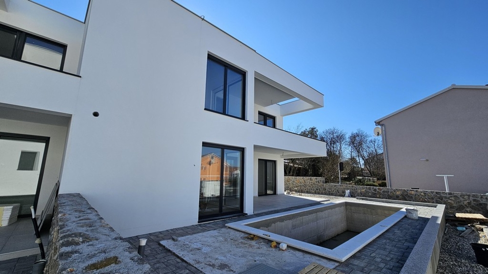 Baksidan av huset med terrass och poolområde