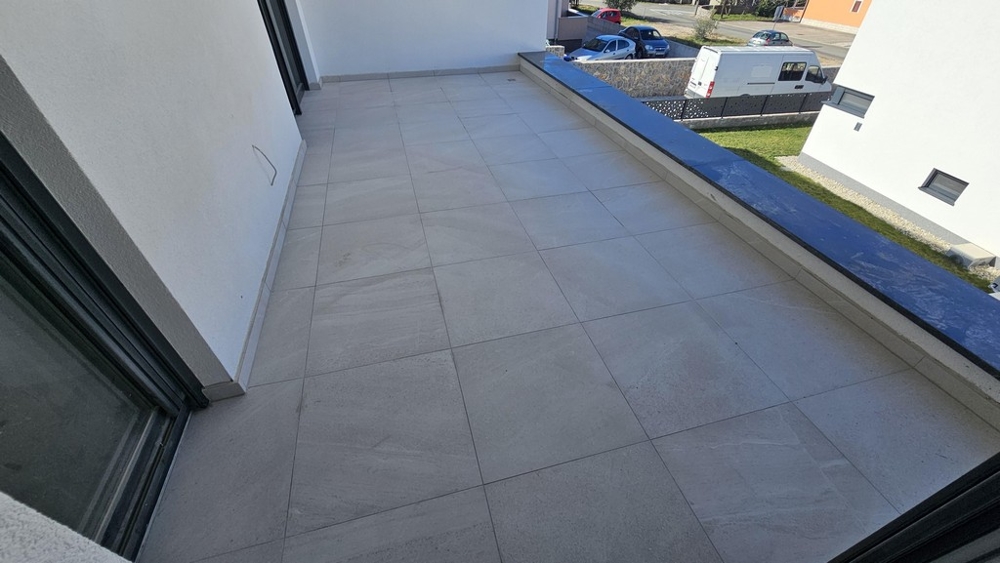 Stor terrass med utsikt över det omgivande området