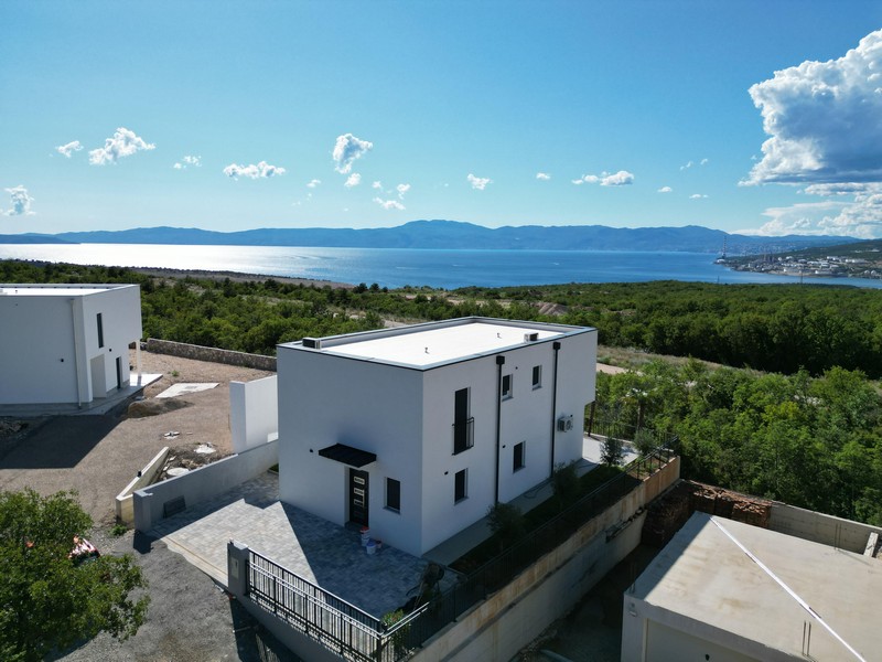 Flygfoto över huset med omgivande natur och havsutsikt