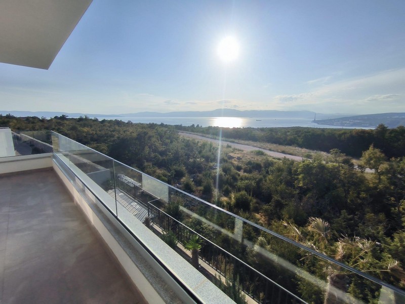 Ljust matsal med modernt kök och trägolv