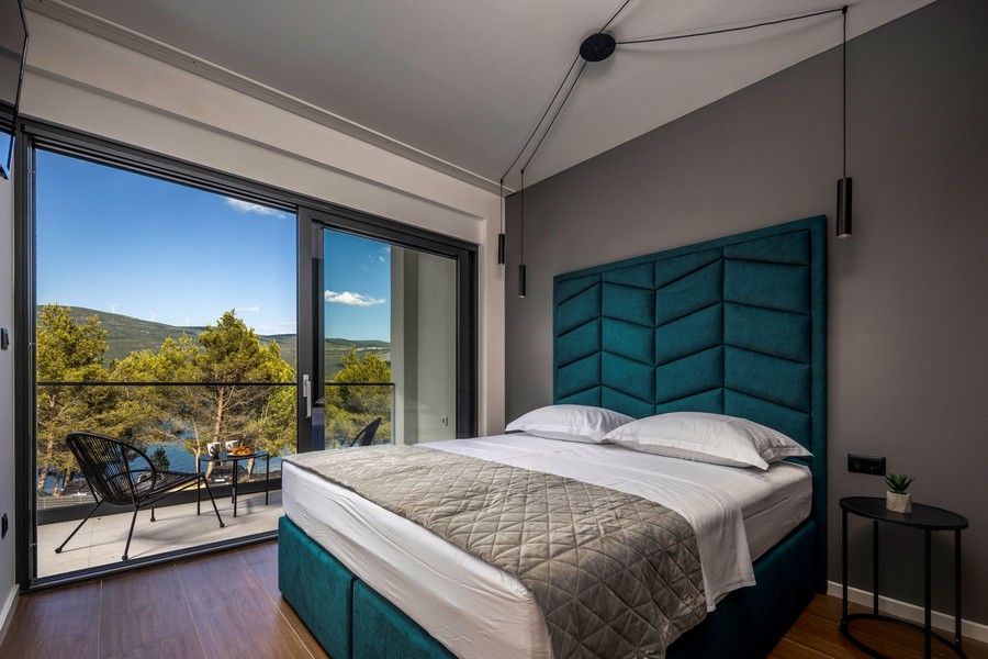 Sovrum med stor säng och panoramafönster