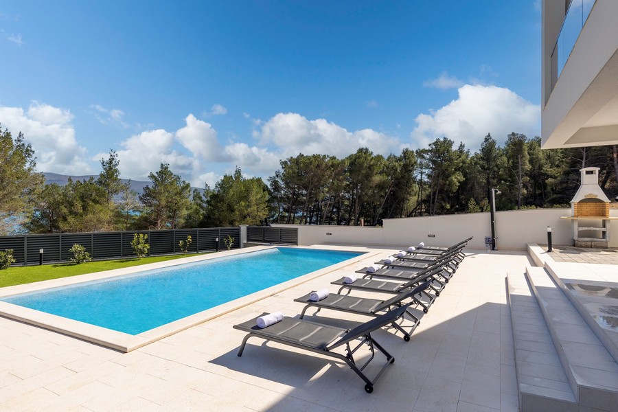 Pool av lyxvillan H3547, som är till salu i Kroatien.