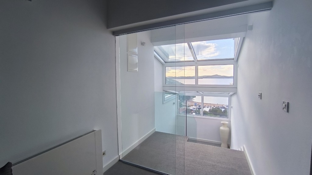 Hall med vacker havsutsikt genom glasfronter på fastighet H3548 i Kroatien.