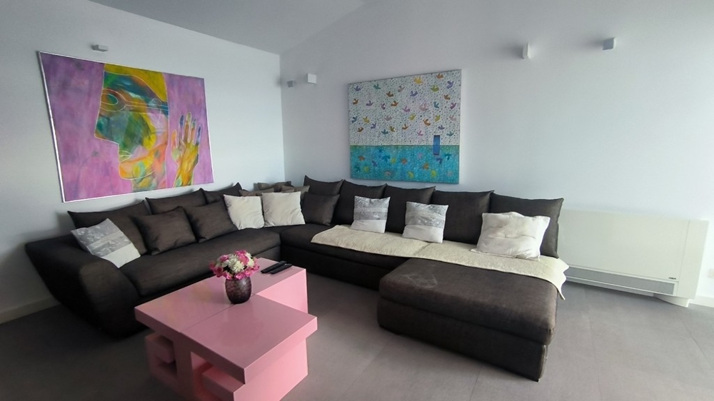 Modernt inrett vardagsrum med stor hörnsoffa