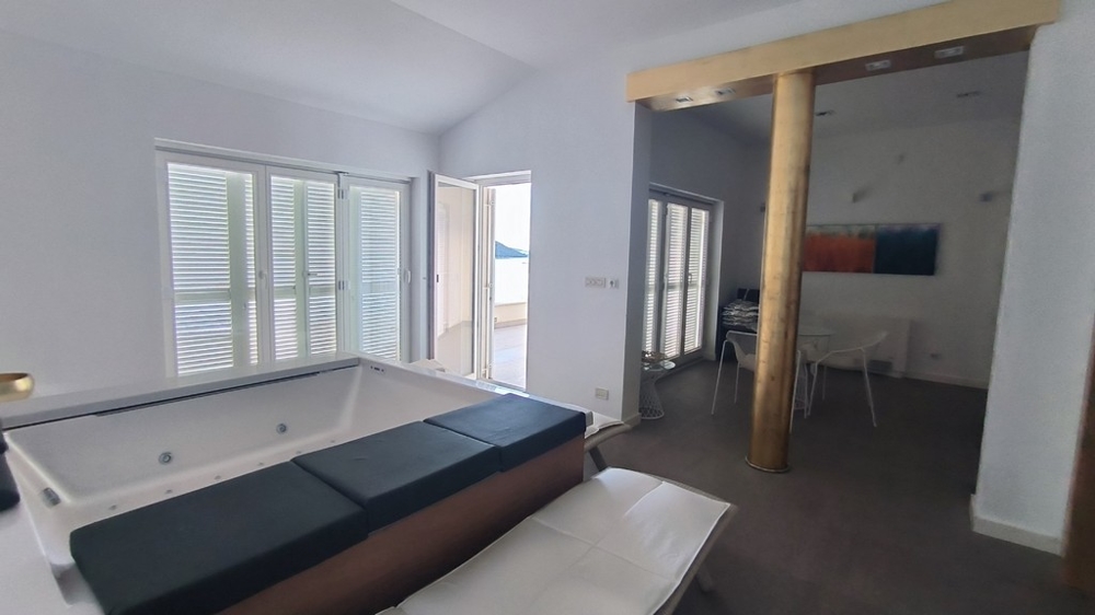 Vardagsrum med bubbelpool och tillgång till altan