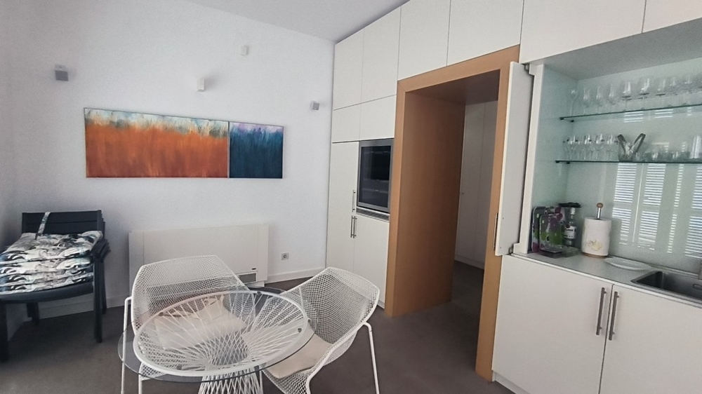 Matplats med glasvägg och modern inredning