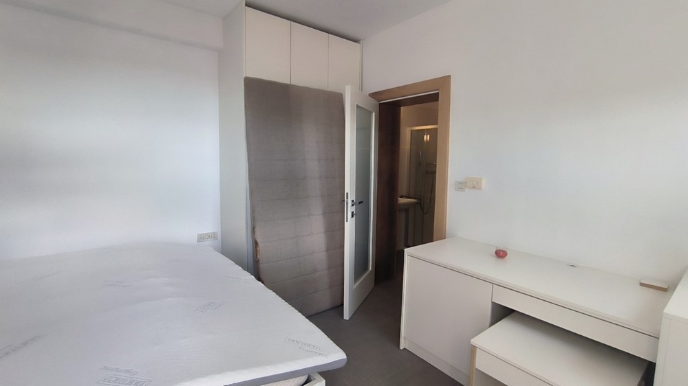 Sovrum med skrivbord och direkt tillgång till badrummet