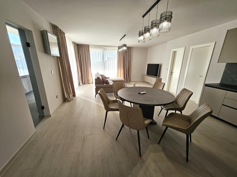 Stilrent vardagsrum och matplats med stort fönsterfront