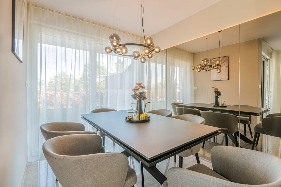 Mysig matplats med stoppade stolar och designlampor