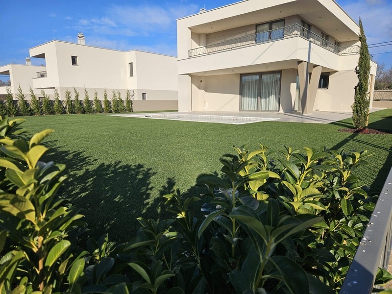 Ny villa med grön trädgård och pool på ön Krk.