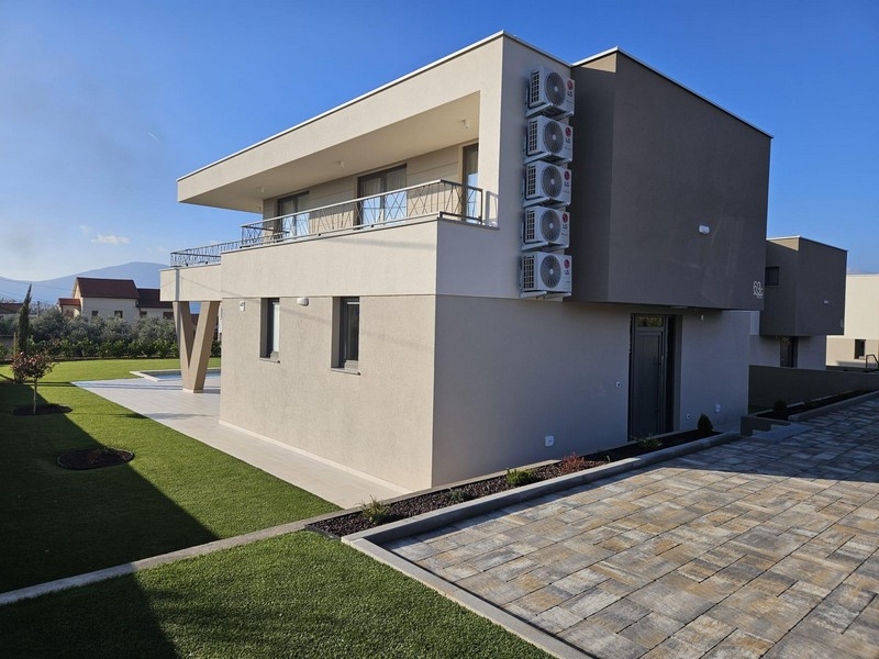 Nybyggd villa med platt tak, luftkonditionering och stor tomt