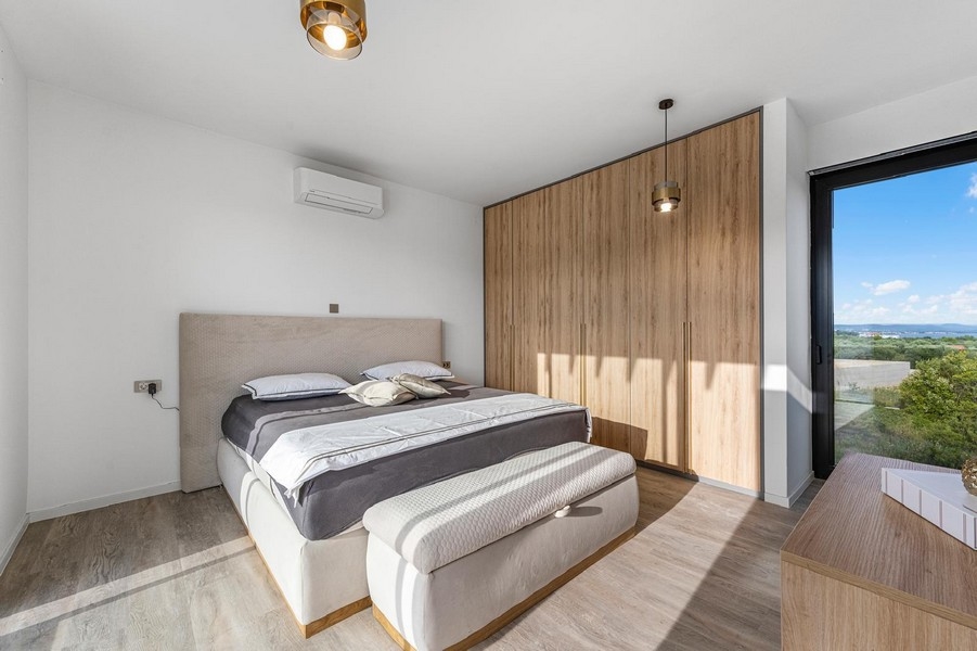 Sovrum med trädetaljer och stor garderob