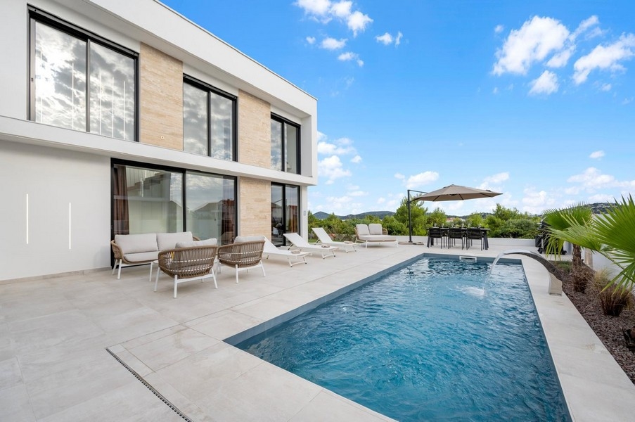 Köp en villa i Kroatien - fastighet H3551 i Tribunj, Dalmatien.