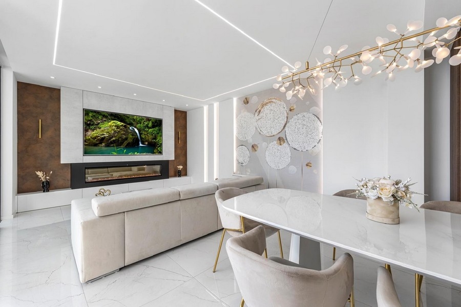 Elegant vardagsrum med designinredning och öppen spis