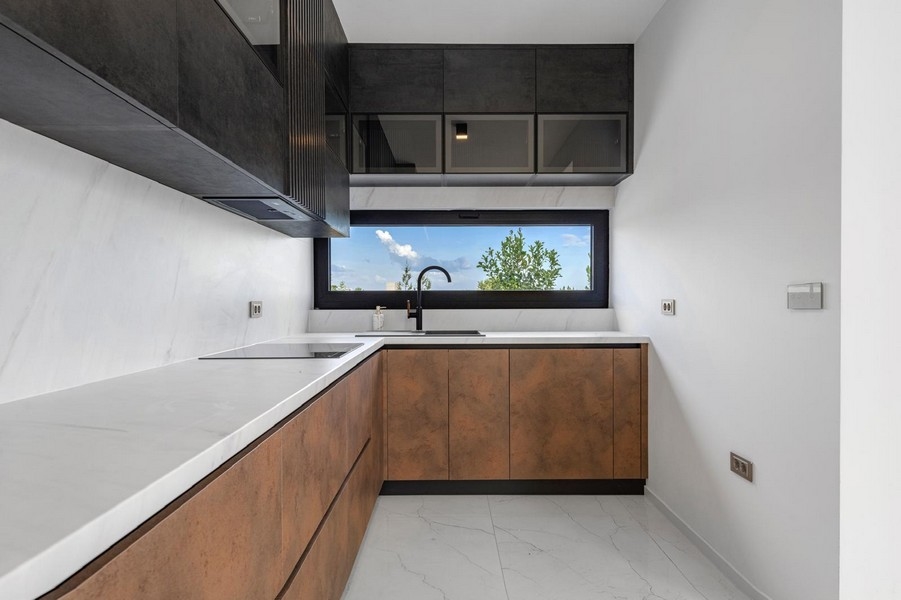 Modernt kök med högkvalitativa material och utsikt