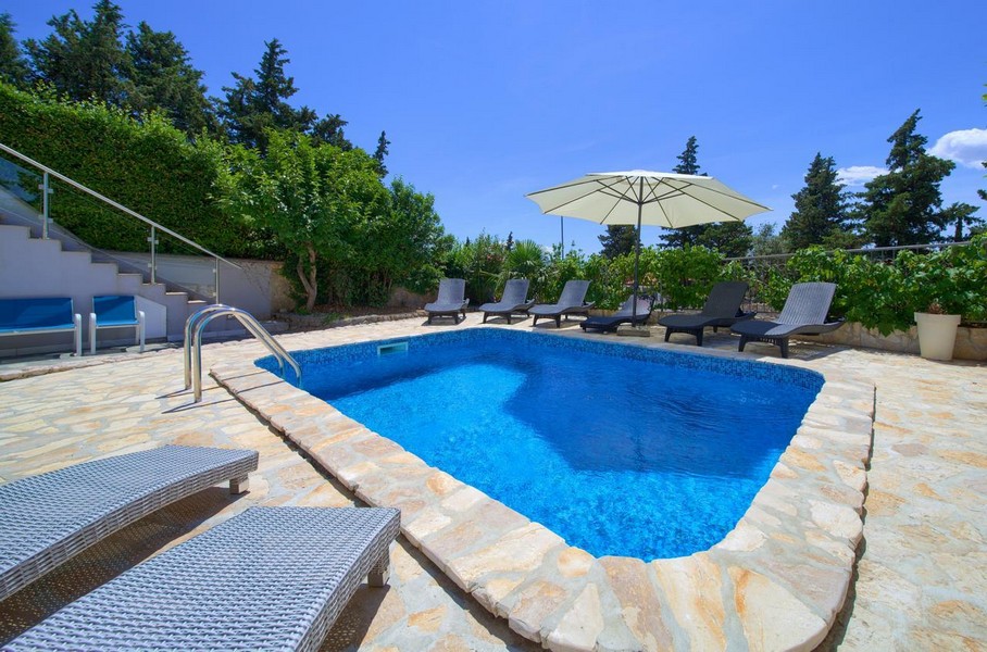 Pool i parhuset H3553, som är till salu i Novi Vinodolski, Kroatien.