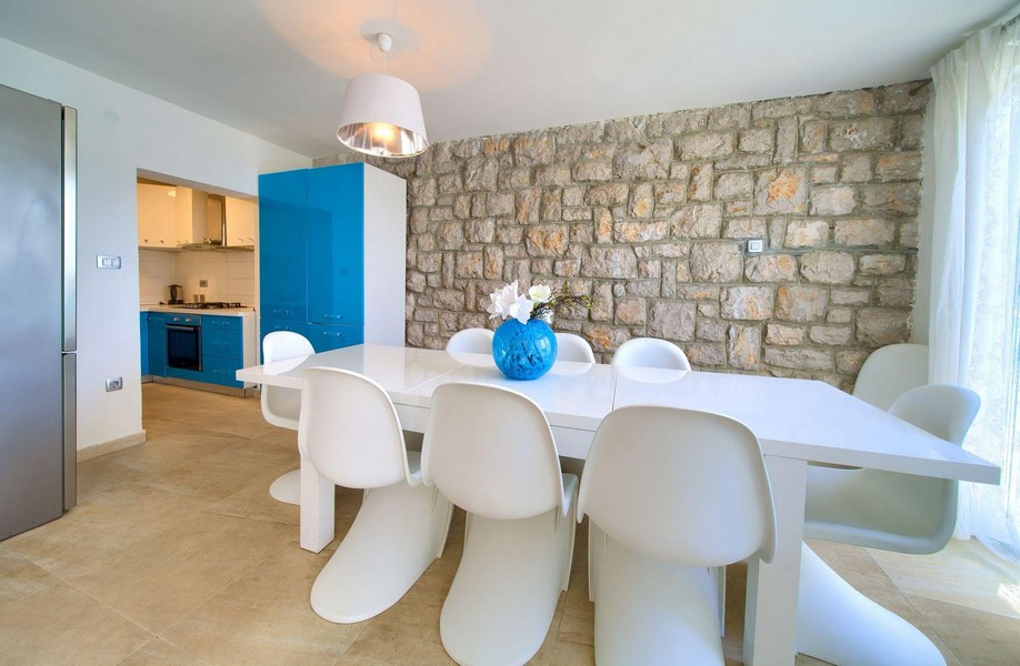 Ljus matplats med naturstensvägg och utsikt över köket